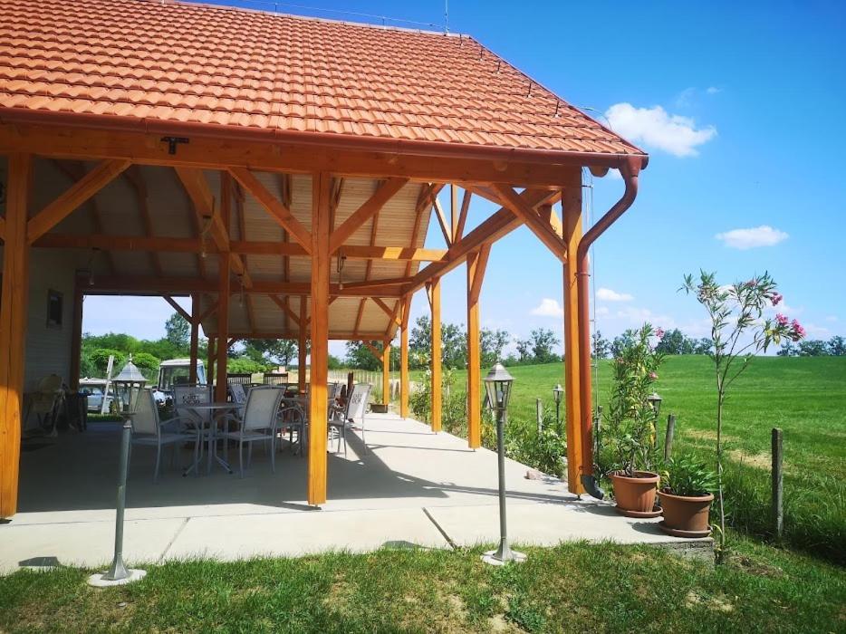 Tomajor Vendeghazak Apartment Tiszaeszlar Exterior photo